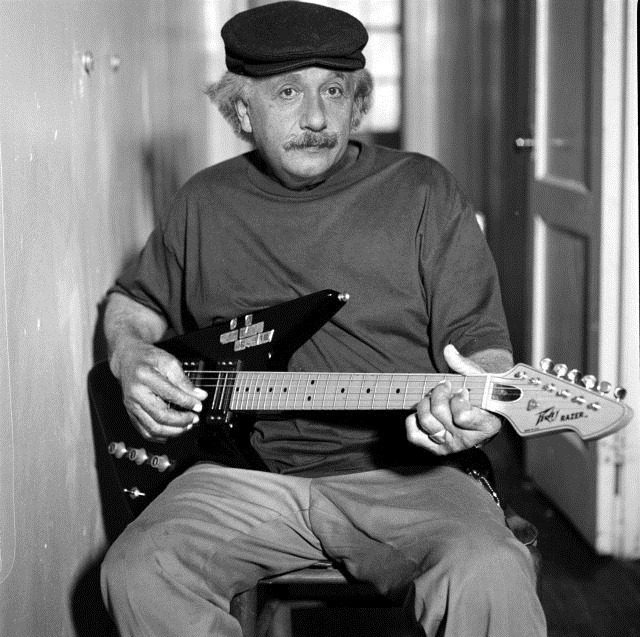 Einstein con una guitarra eléctrica