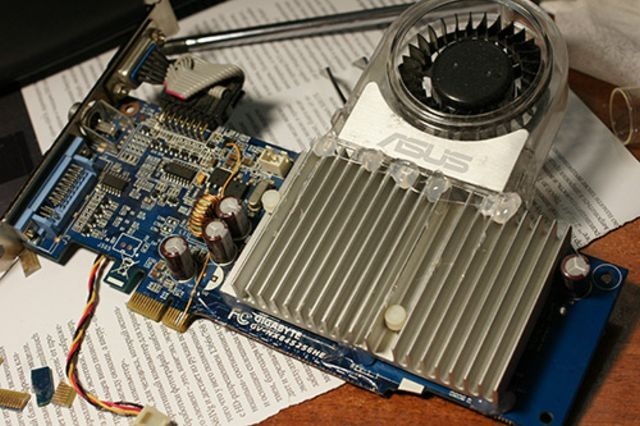 Placa de video PCI-E transformada de 16X a 1X