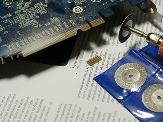 Placa de video PCI Express cortada con dremel