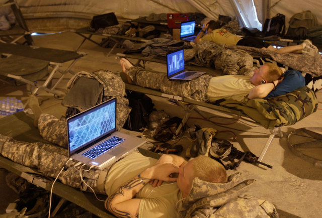 Soldados mirando TV en sus portátiles