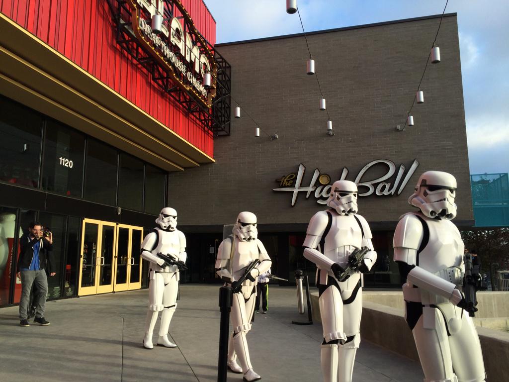 Los Stormtroopers ya están apareciendo en los cines donde se muestra el tease trailer. Alto Hype (vía La Cosa Cine