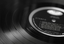 ¿Cómo y por qué los discos de vinilo suenan en estéreo?