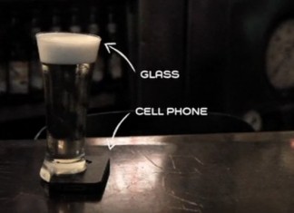 El bar que te obliga a dejar de usar tu celular para tomar