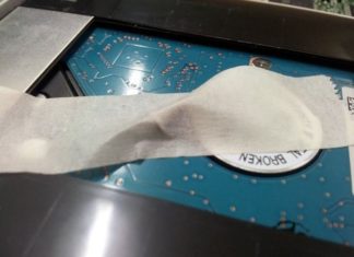 La cinta de papel y los tornillos