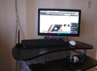 El escritorio de Ricardo (Source Geek)